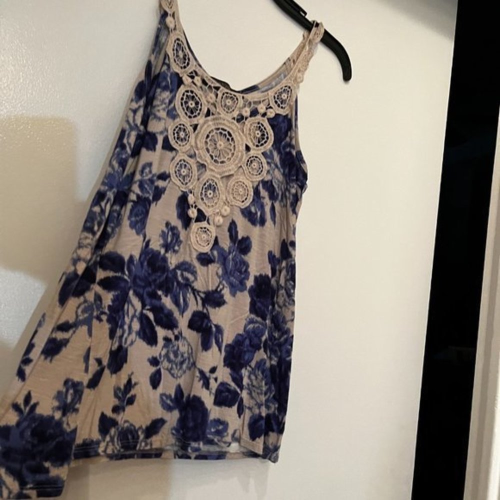 Waverly‎ Grey Crocheted Floral Blue and Crème Top (Size Small – Gently-Used)